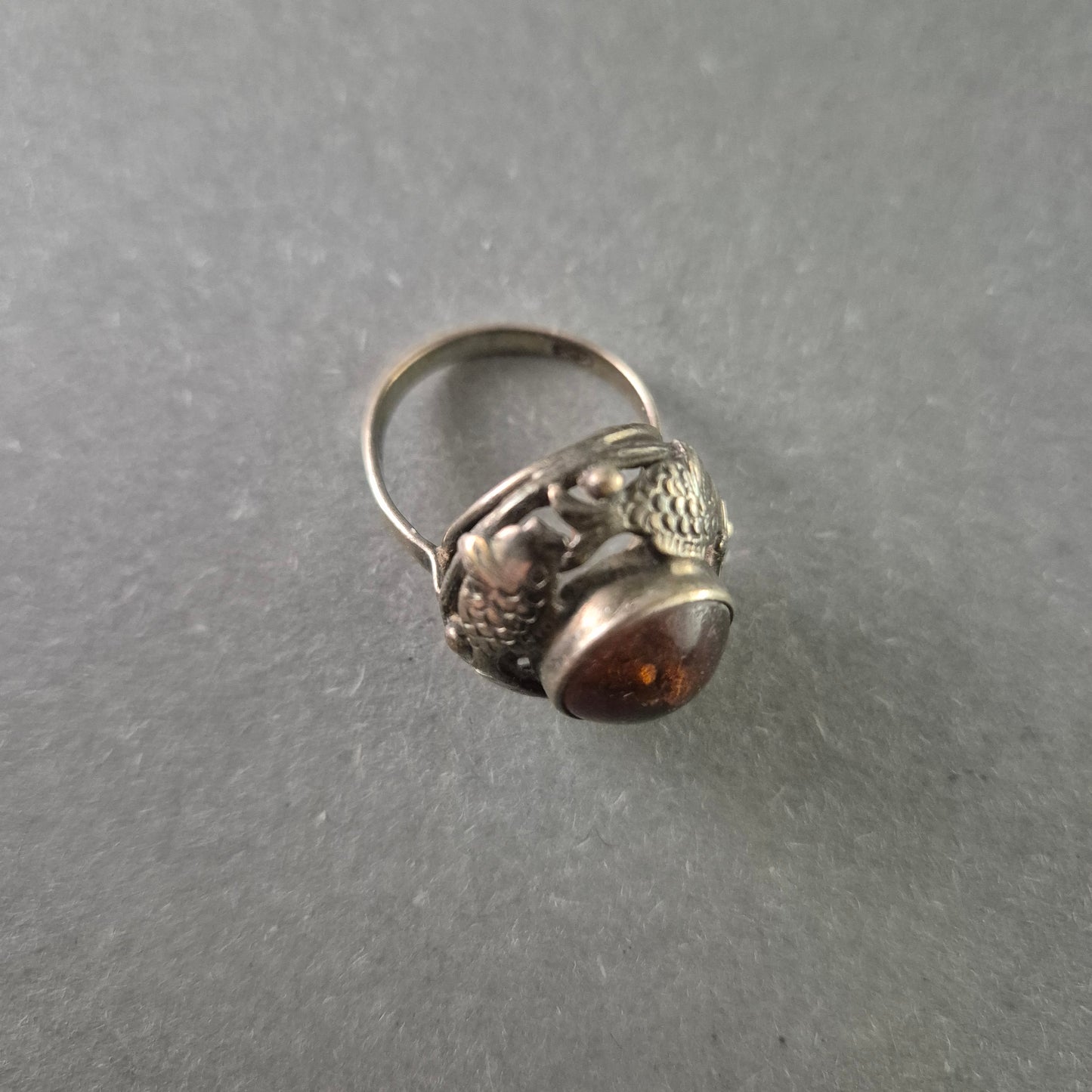 Antiker Silberring mit Bernstein – Exquisites Drachenmotiv
