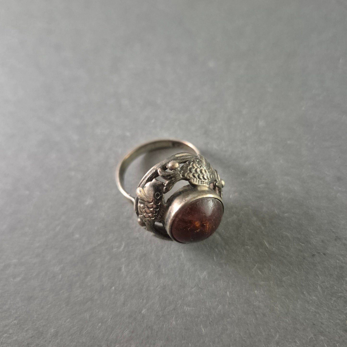 Antiker Silberring mit Bernstein – Exquisites Drachenmotiv