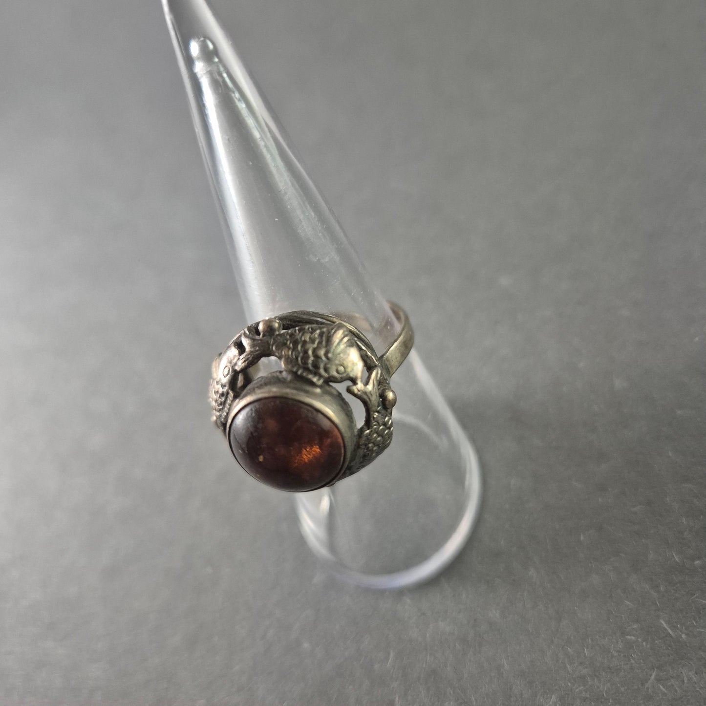 Antiker Silberring mit Bernstein – Exquisites Drachenmotiv