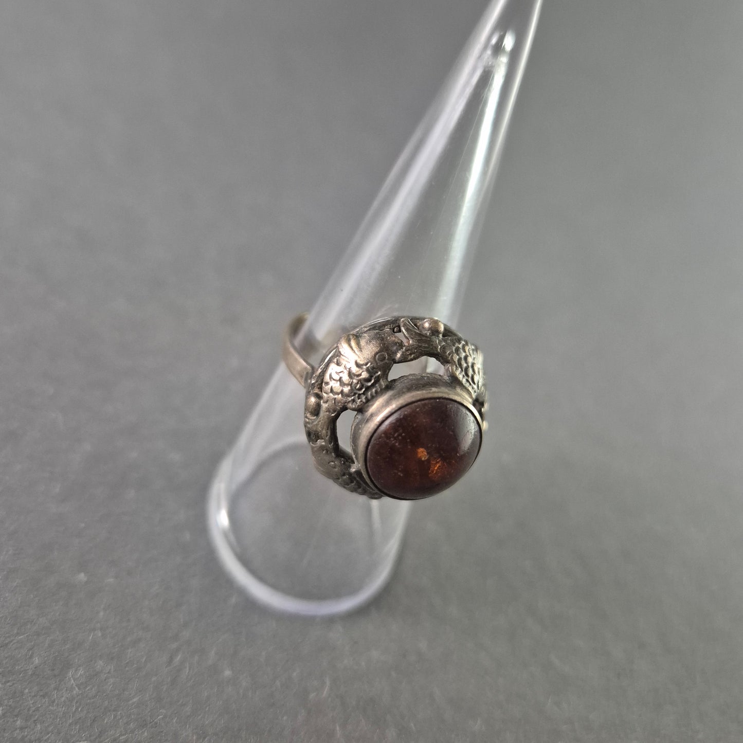 Antiker Silberring mit Bernstein – Exquisites Drachenmotiv