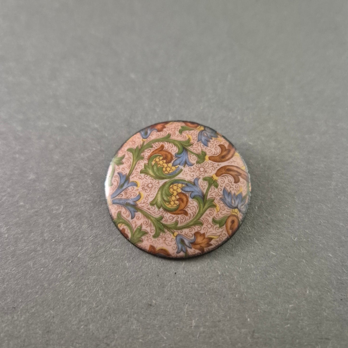 Antike Emaille-Brosche – Kunstvolles florales Design