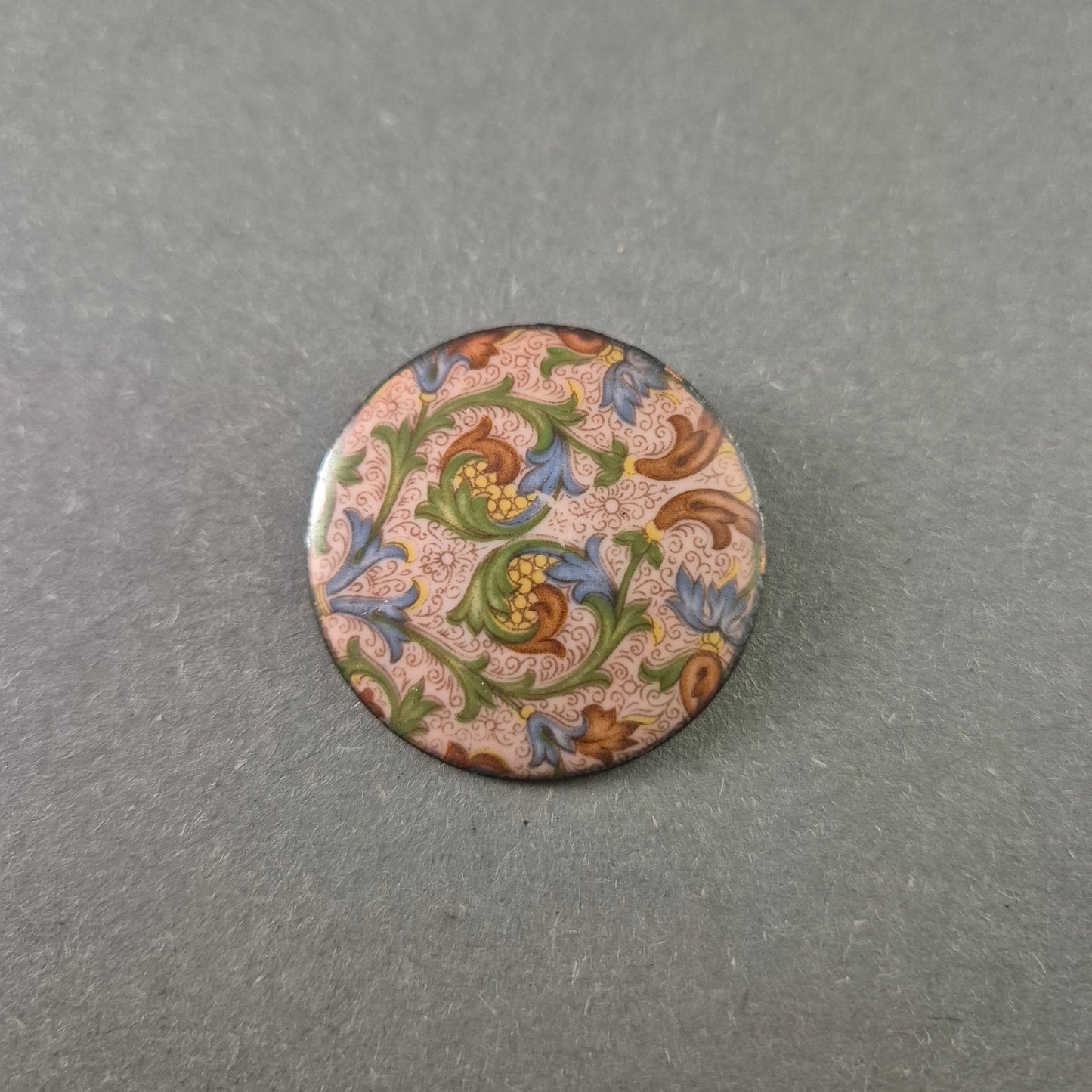 Antike Emaille-Brosche – Kunstvolles florales Design
