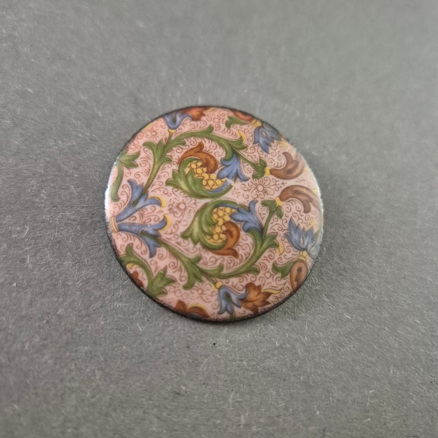 Antike Emaille-Brosche – Kunstvolles florales Design