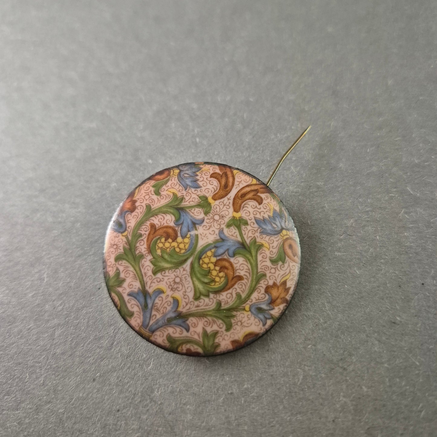 Antike Emaille-Brosche – Kunstvolles florales Design