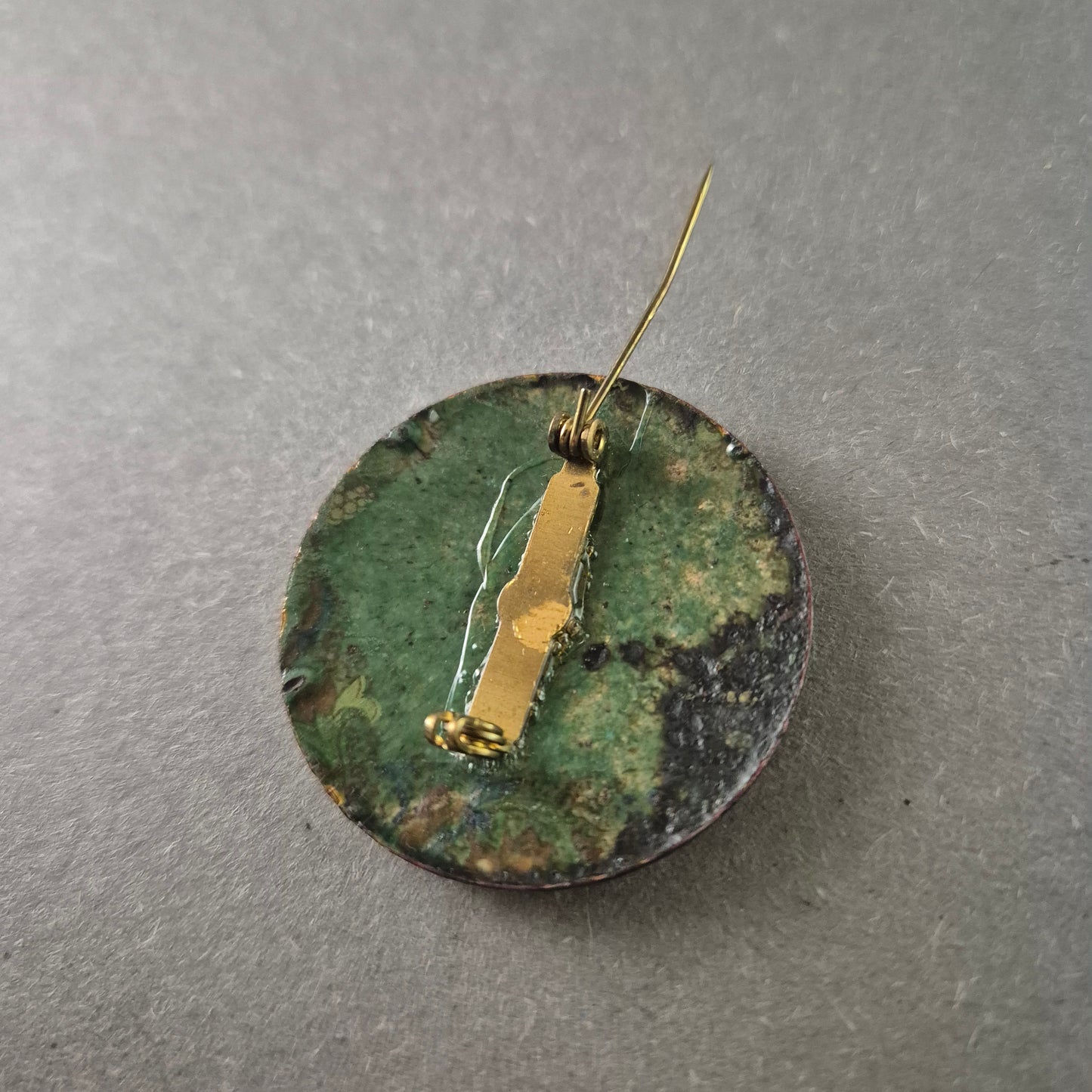 Antike Emaille-Brosche – Kunstvolles florales Design