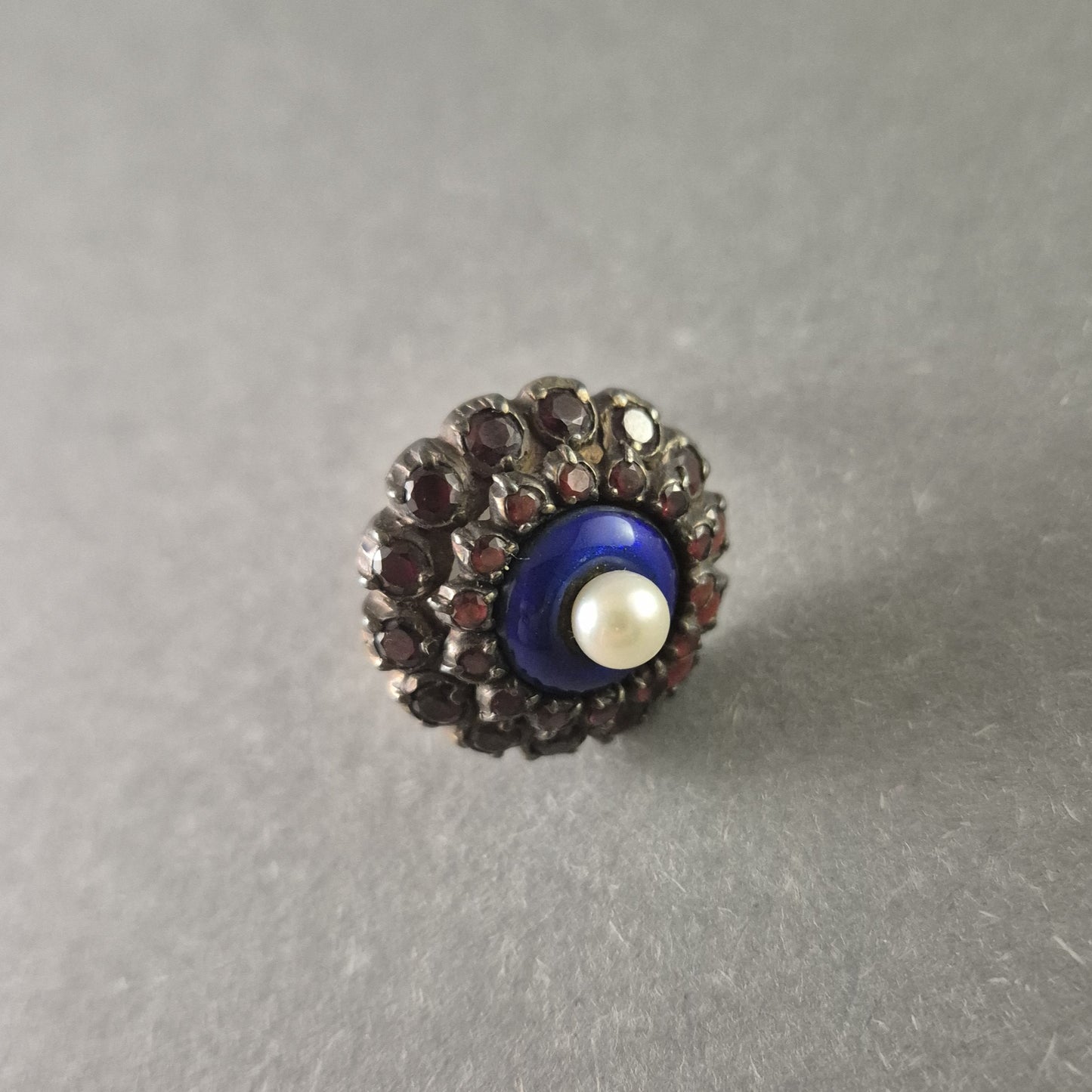 Antiker Silberring mit Granat, Lapislazuli & Perle – Exquisite Handwerkskunst
