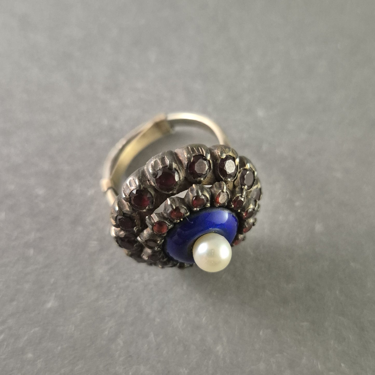 Antiker Silberring mit Granat, Lapislazuli & Perle – Exquisite Handwerkskunst