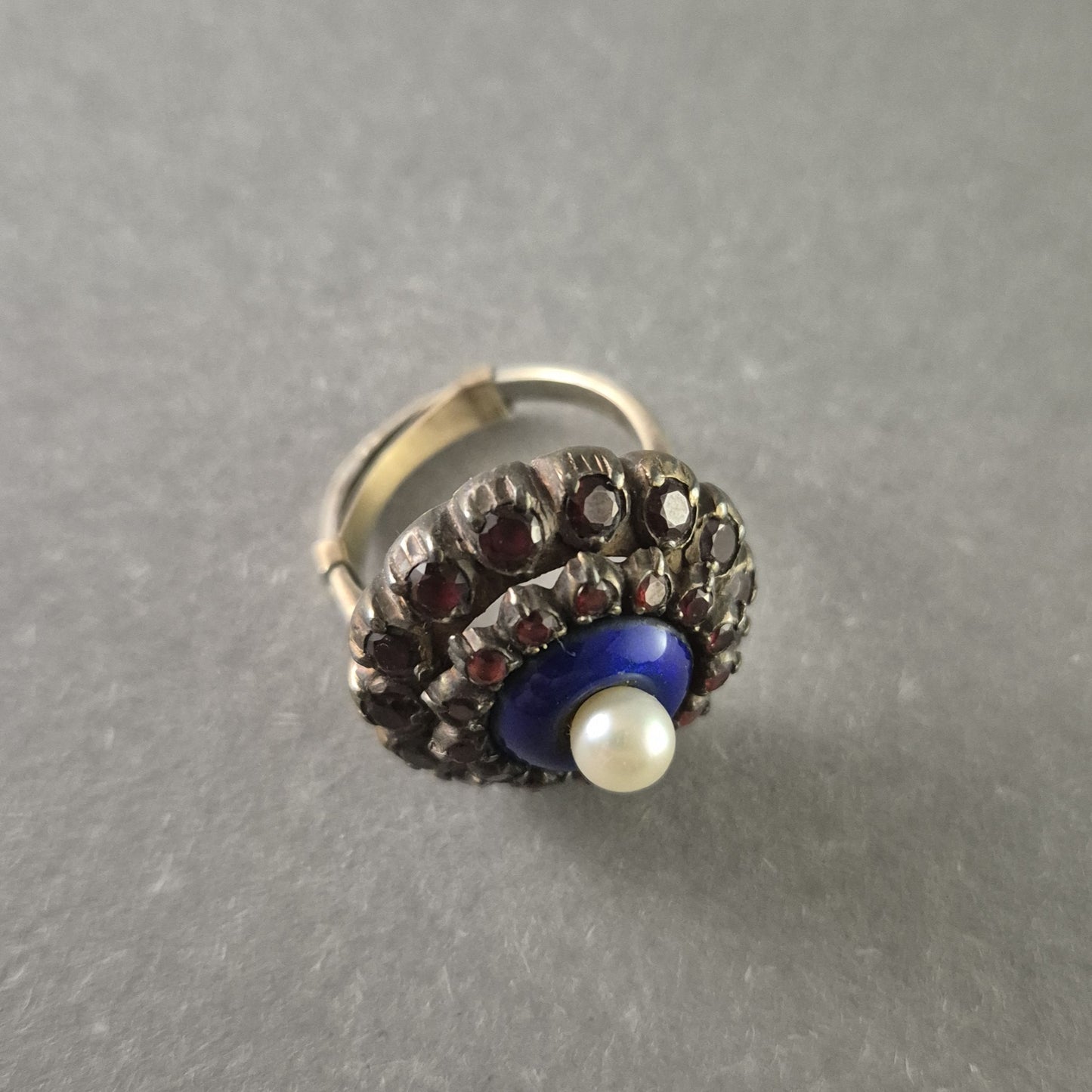 Antiker Silberring mit Granat, Lapislazuli & Perle – Exquisite Handwerkskunst