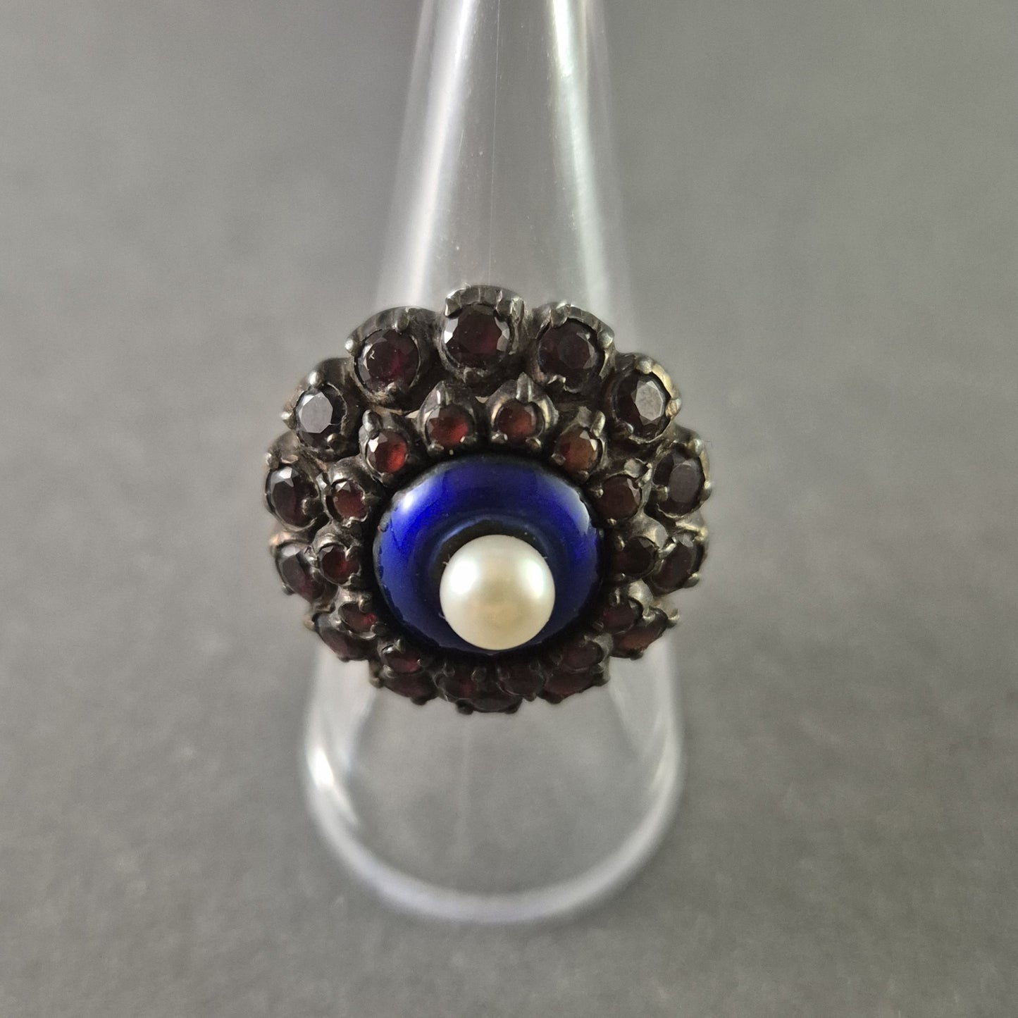 Antiker Silberring mit Granat, Lapislazuli & Perle – Exquisite Handwerkskunst