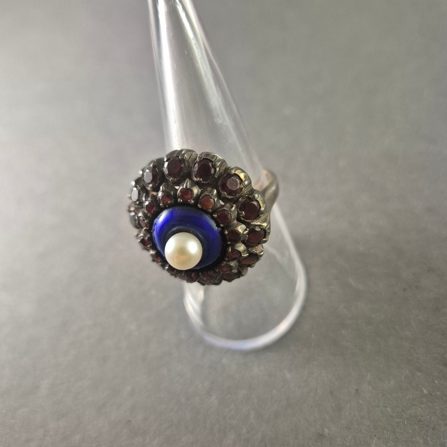 Antiker Silberring mit Granat, Lapislazuli & Perle – Exquisite Handwerkskunst