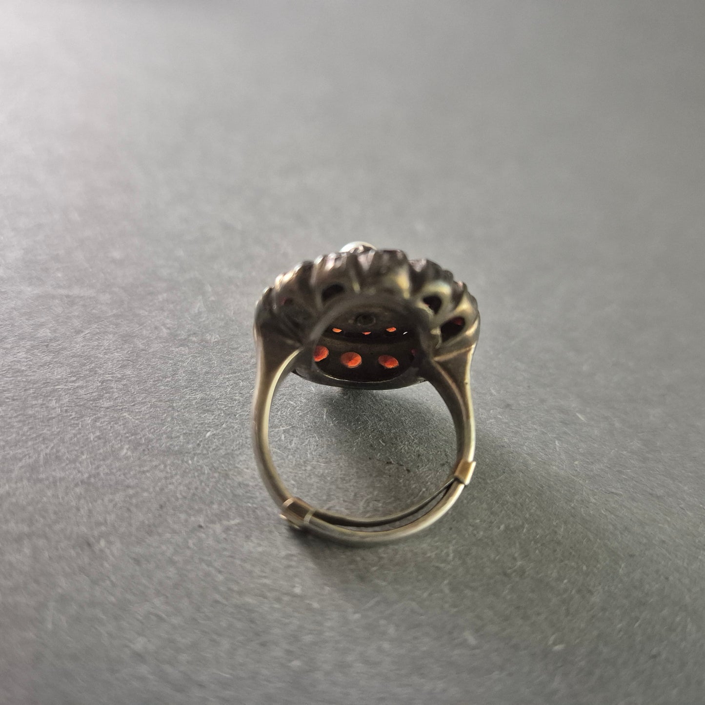 Antiker Silberring mit Granat, Lapislazuli & Perle – Exquisite Handwerkskunst