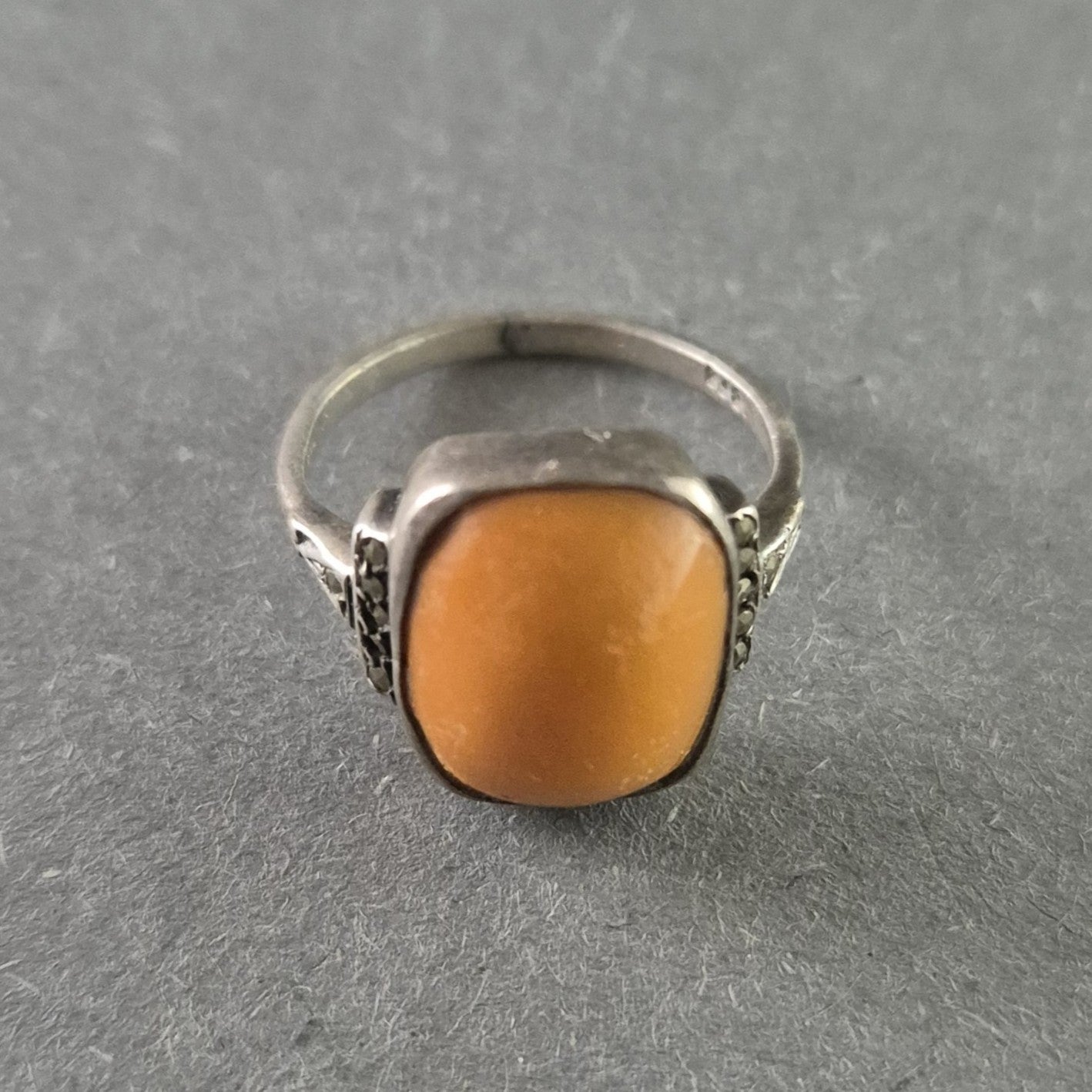 Antiker Silberring mit Butterscotch-Bernstein – Klassische Eleganz