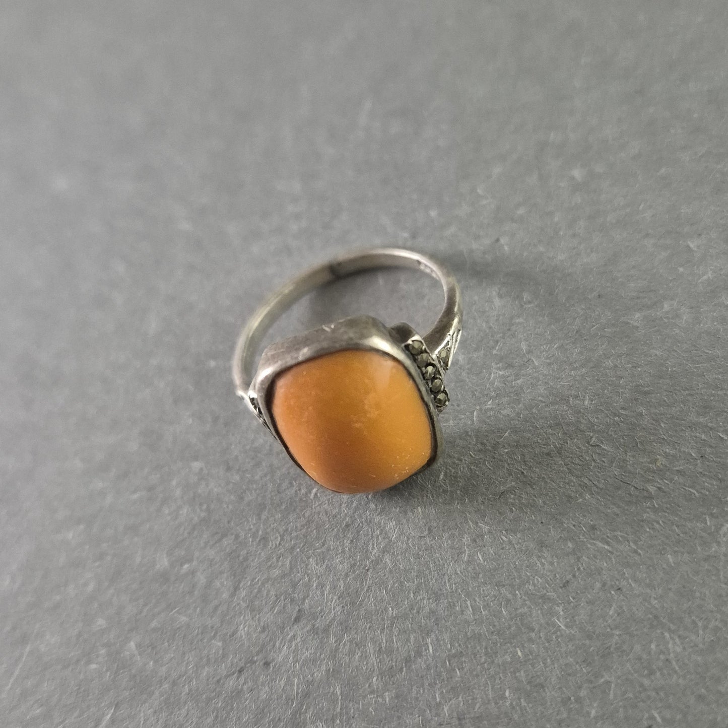 Antiker Silberring mit Butterscotch-Bernstein – Klassische Eleganz