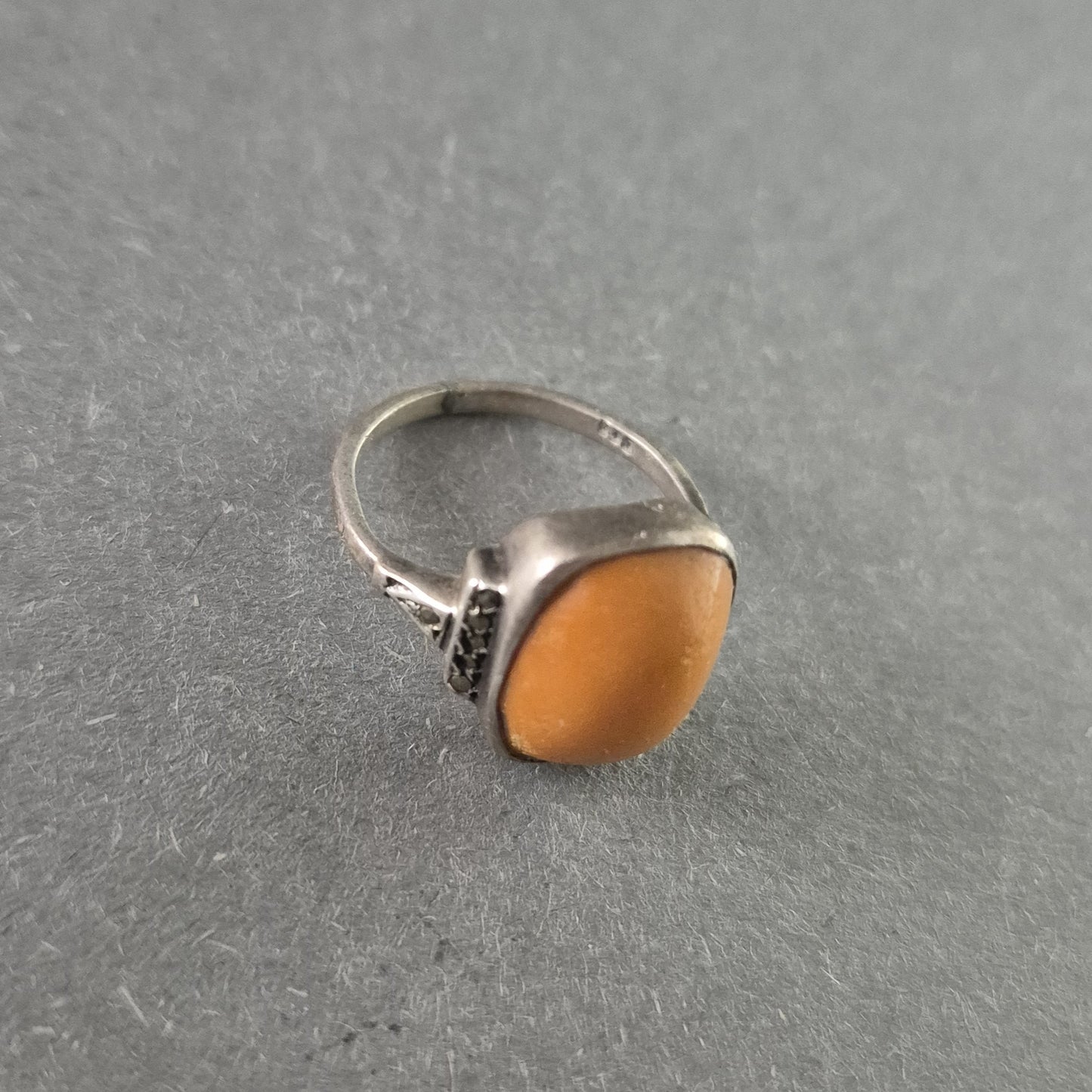 Antiker Silberring mit Butterscotch-Bernstein – Klassische Eleganz