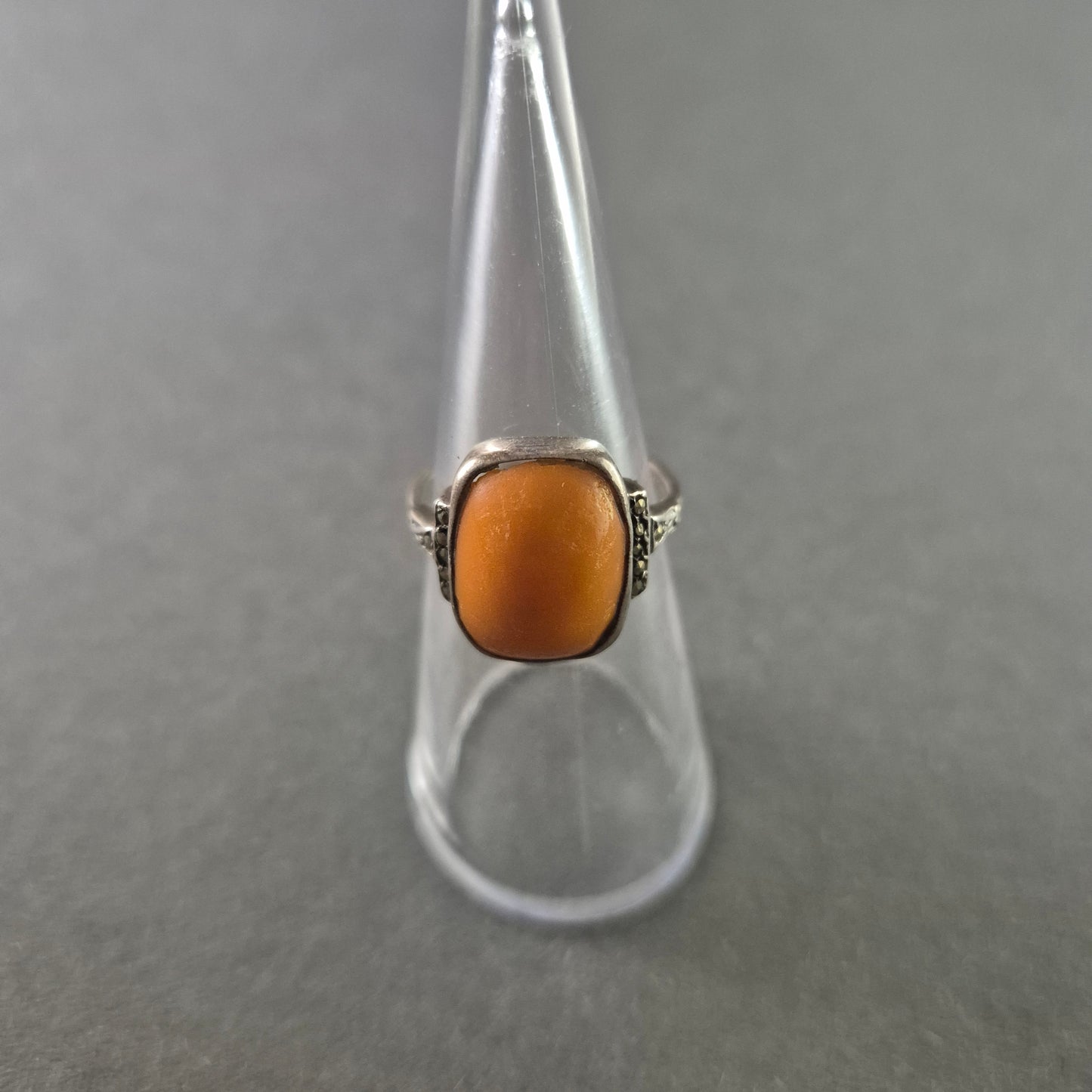 Antiker Silberring mit Butterscotch-Bernstein – Klassische Eleganz