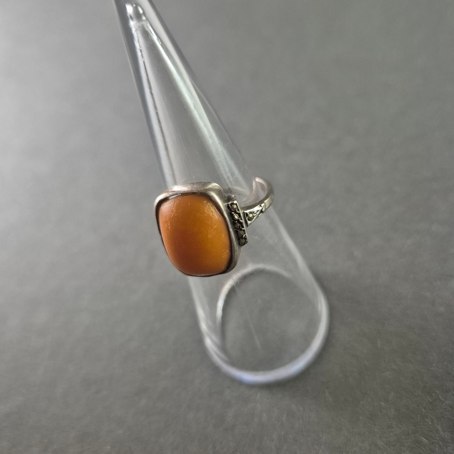 Antiker Silberring mit Butterscotch-Bernstein – Klassische Eleganz