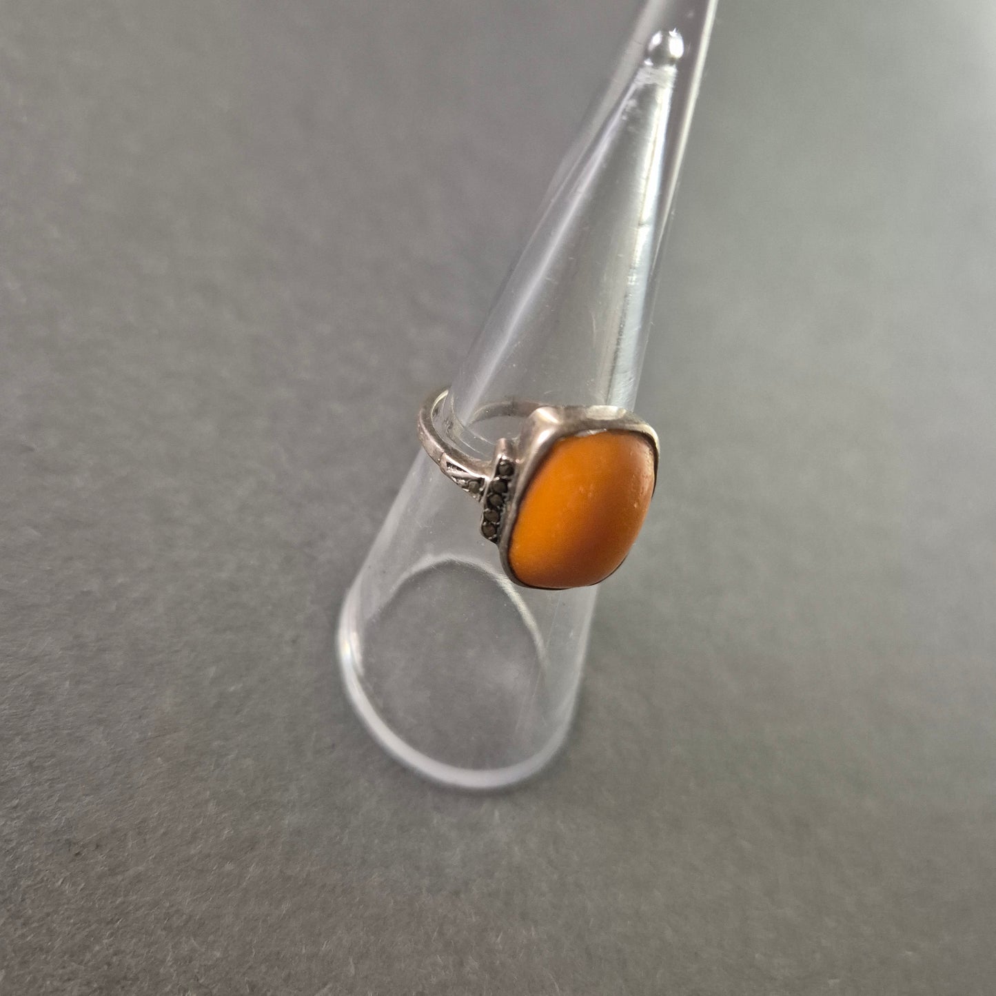 Antiker Silberring mit Butterscotch-Bernstein – Klassische Eleganz