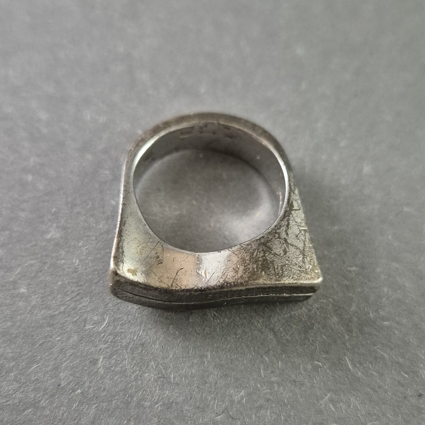 Massiver Silberring im minimalistischen Brutalist-Design