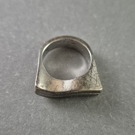 Massiver Silberring im minimalistischen Brutalist-Design
