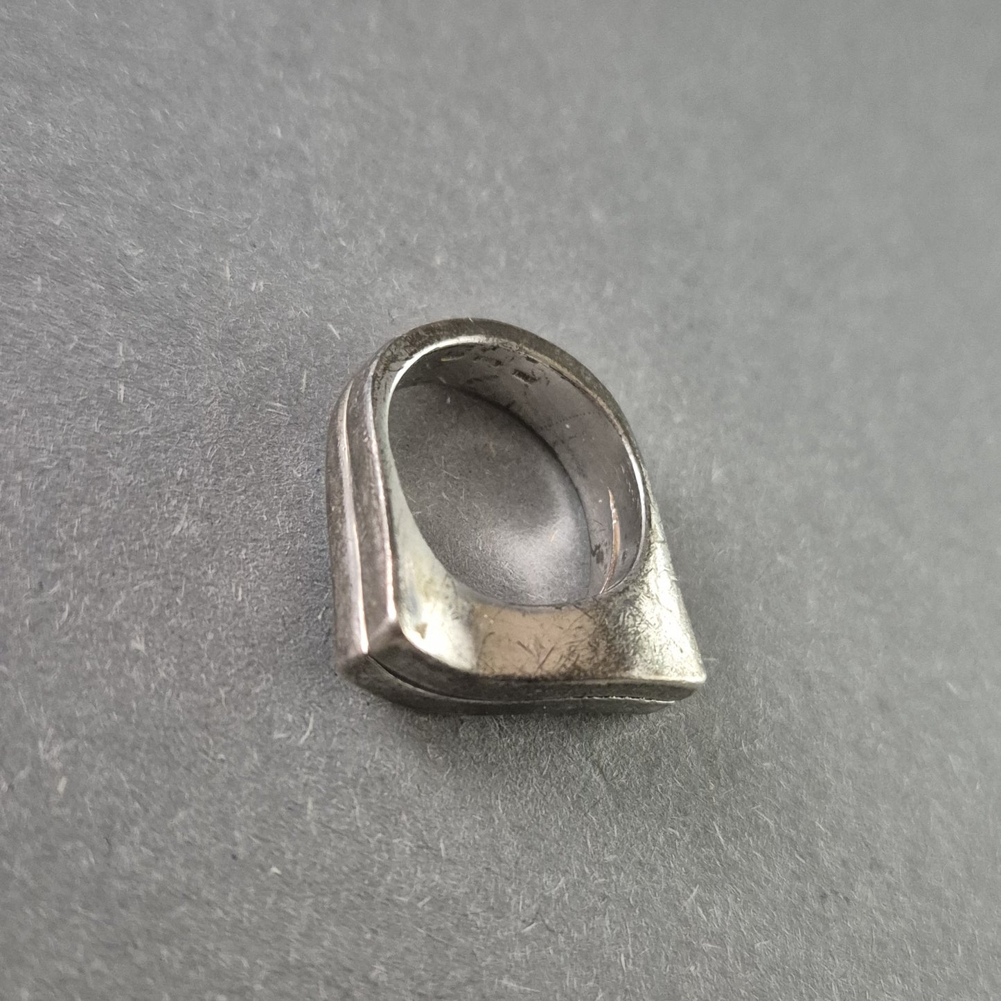 Massiver Silberring im minimalistischen Brutalist-Design