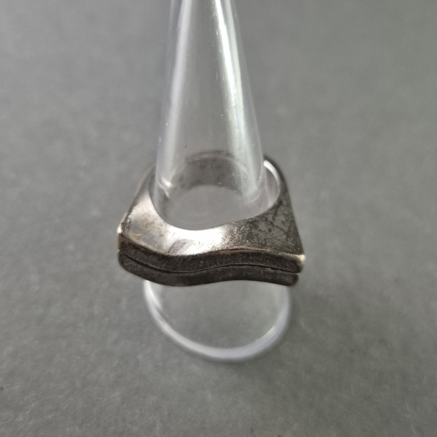 Massiver Silberring im minimalistischen Brutalist-Design