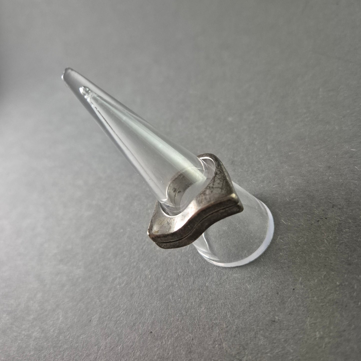 Massiver Silberring im minimalistischen Brutalist-Design