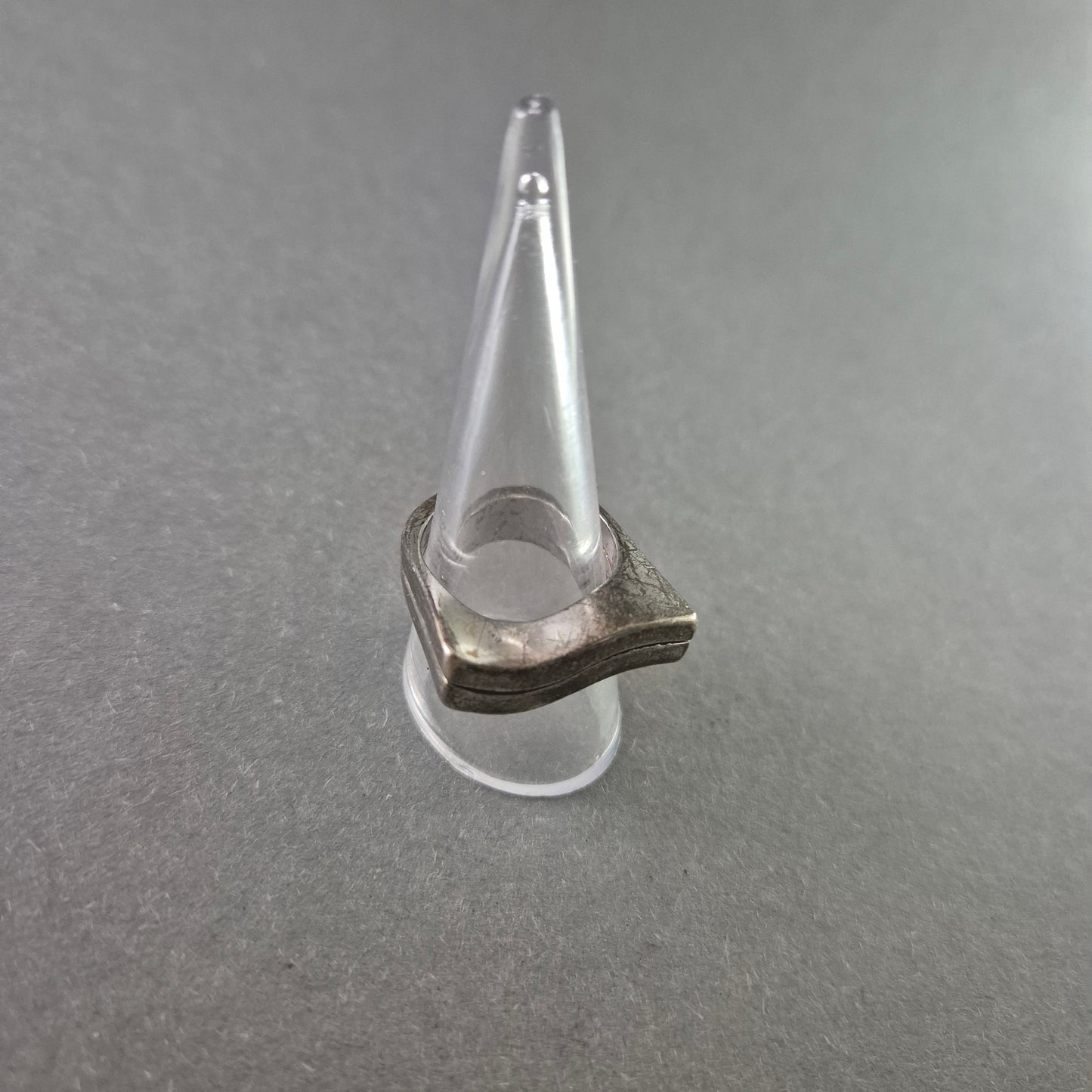 Massiver Silberring im minimalistischen Brutalist-Design