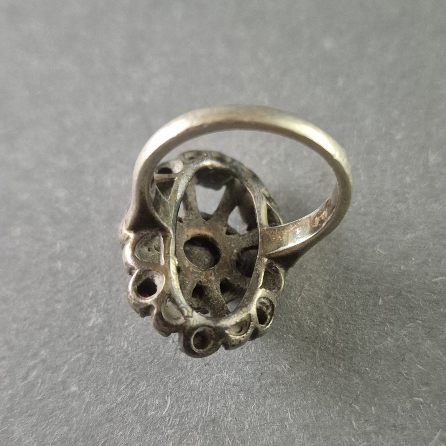 Antiker Silberring mit Granaten & Perle – Barocke Eleganz