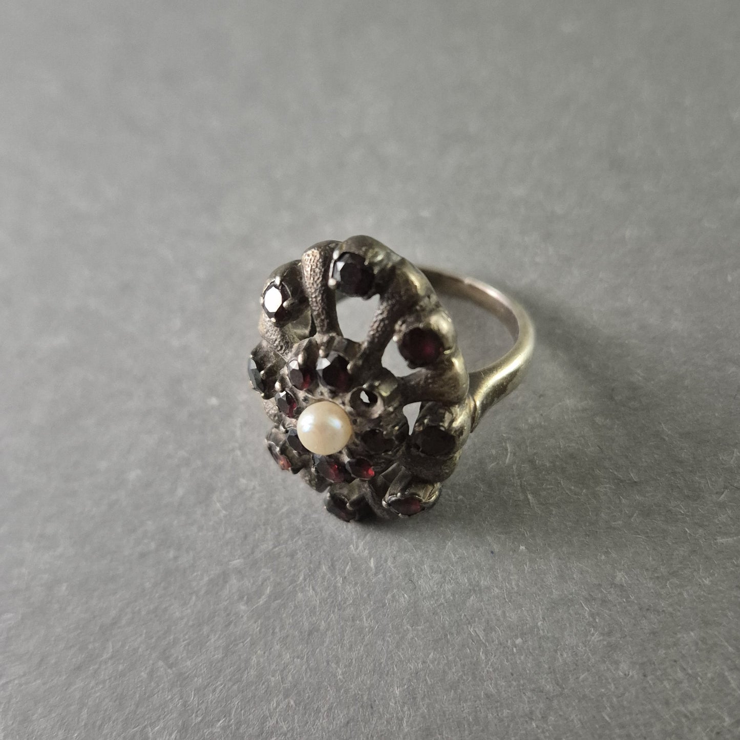 Antiker Silberring mit Granaten & Perle – Barocke Eleganz