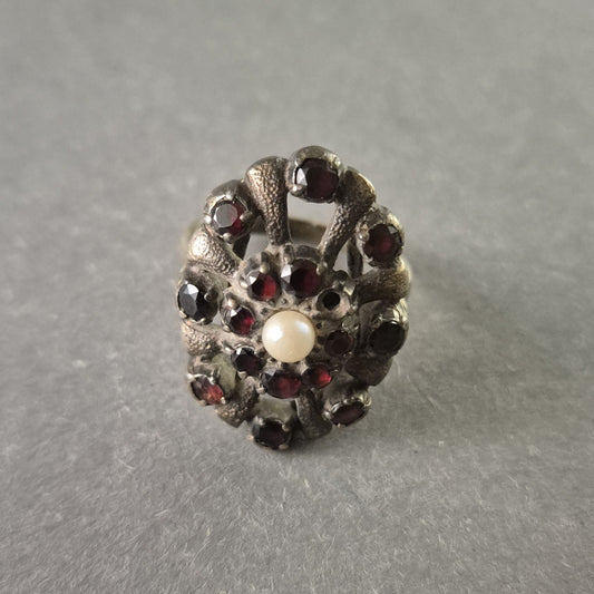 Antiker Silberring mit Granaten & Perle – Barocke Eleganz