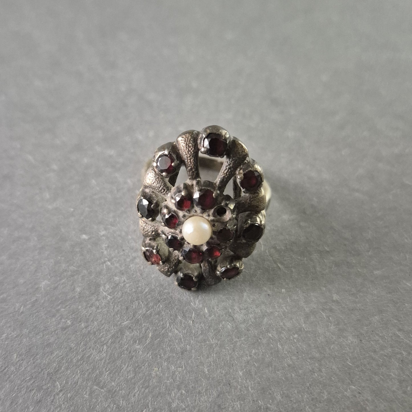 Antiker Silberring mit Granaten & Perle – Barocke Eleganz