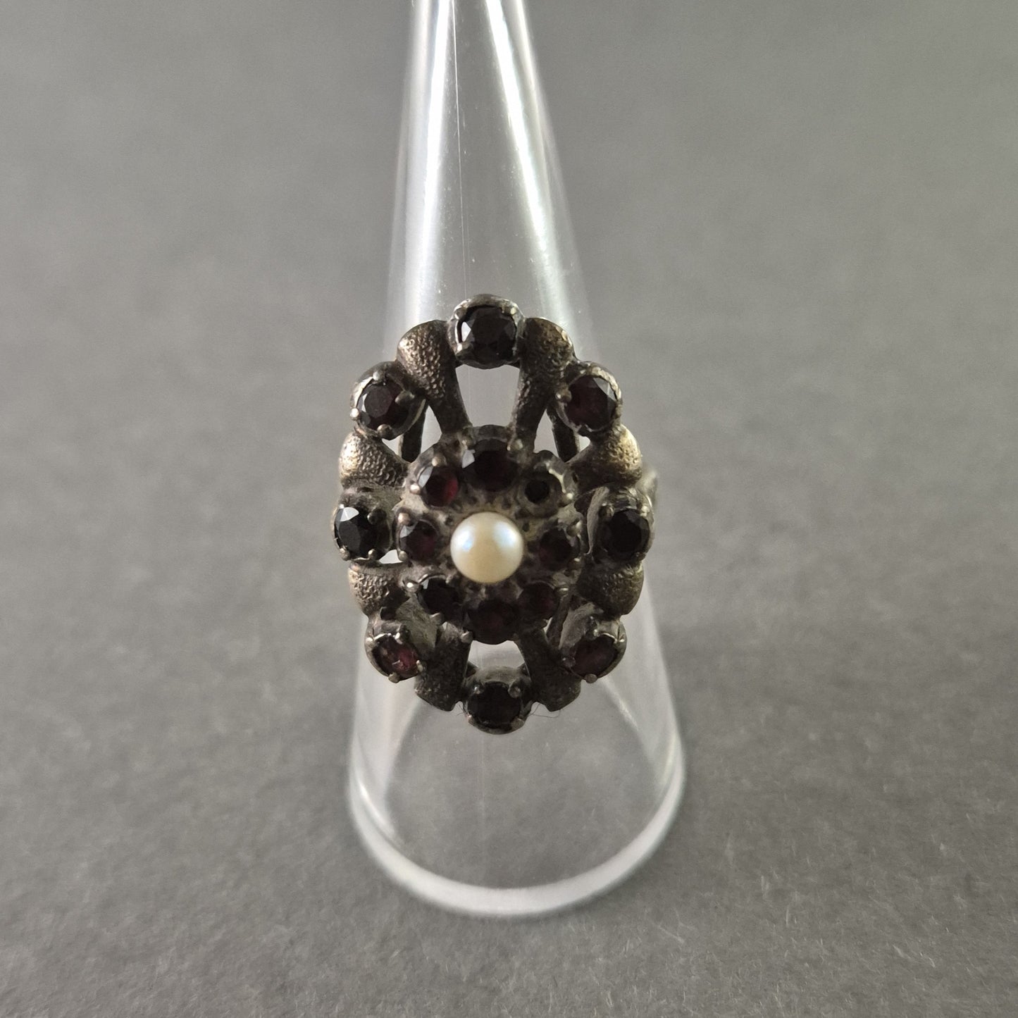 Antiker Silberring mit Granaten & Perle – Barocke Eleganz