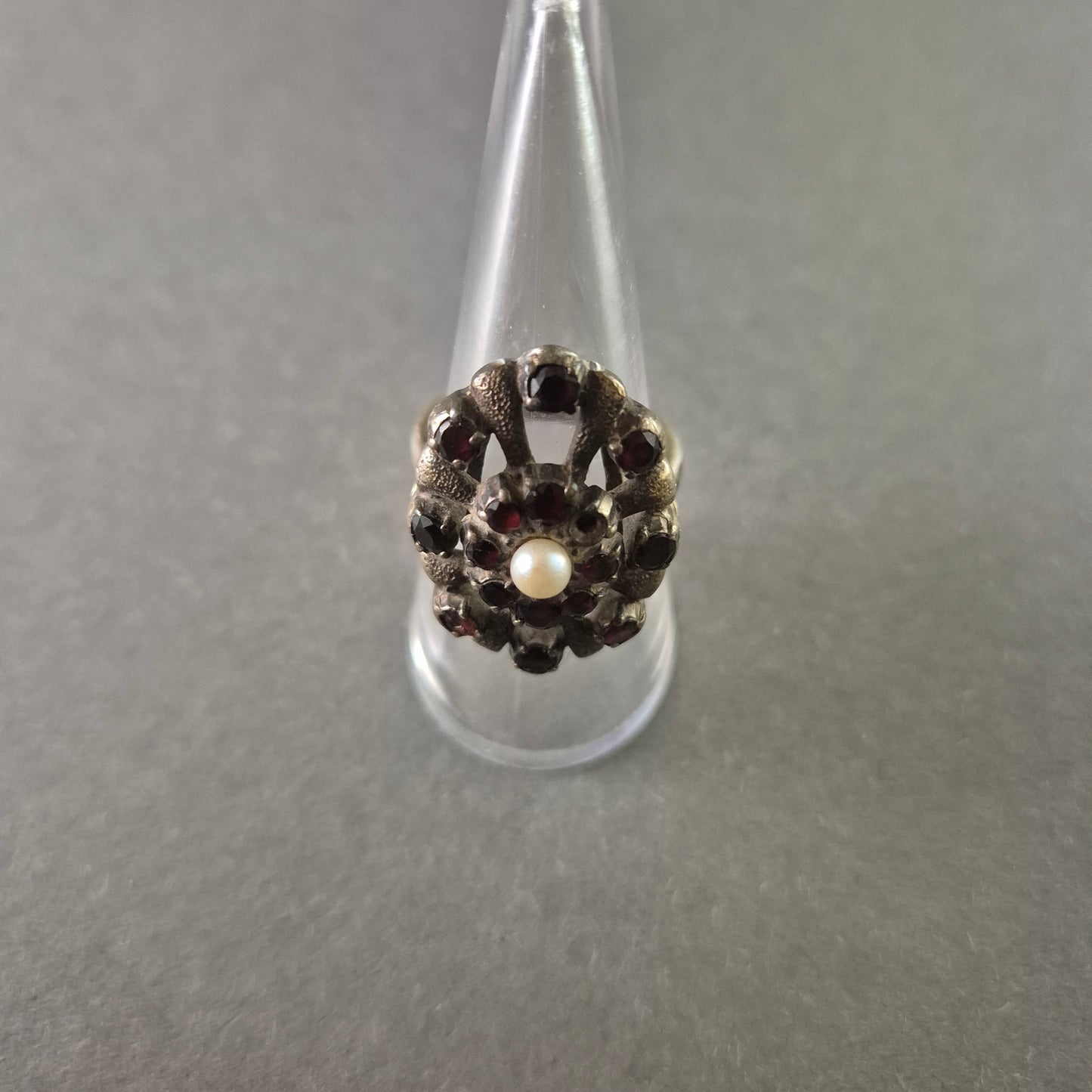 Antiker Silberring mit Granaten & Perle – Barocke Eleganz