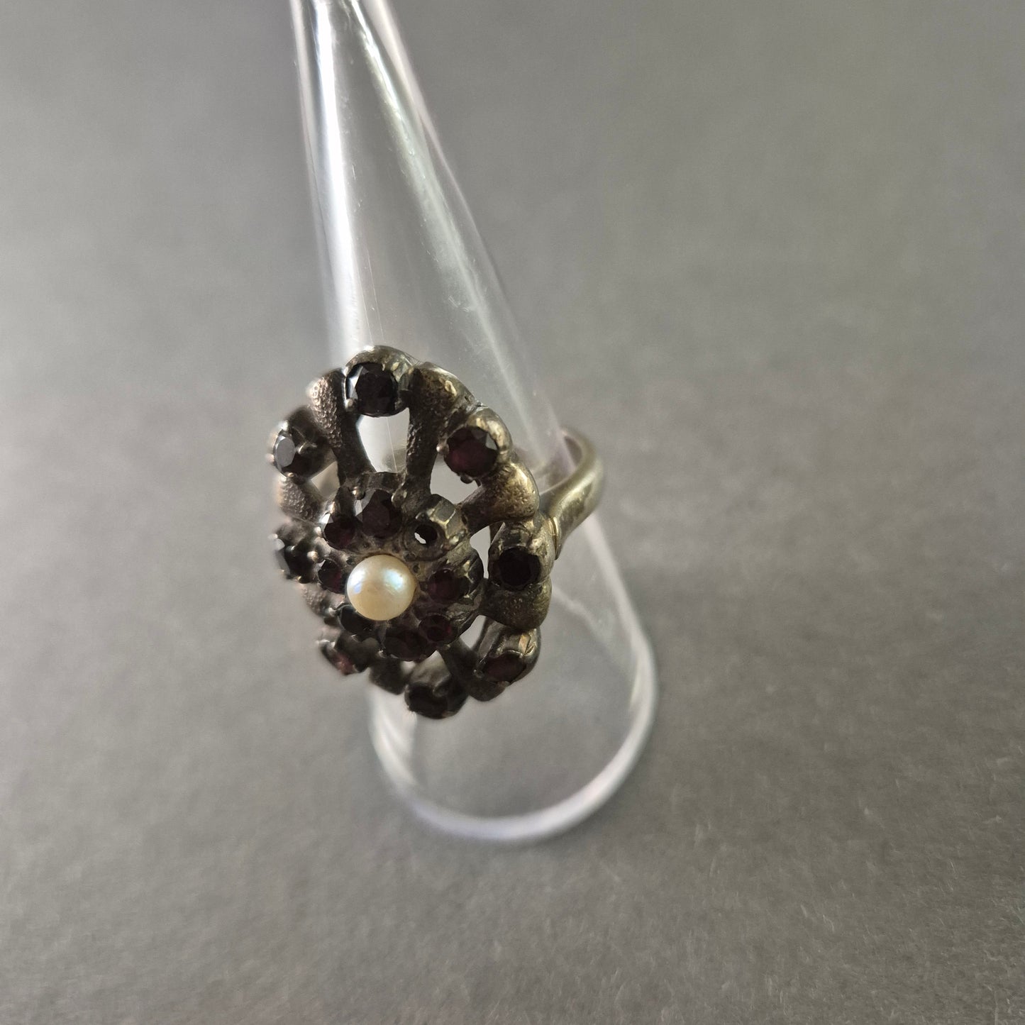 Antiker Silberring mit Granaten & Perle – Barocke Eleganz