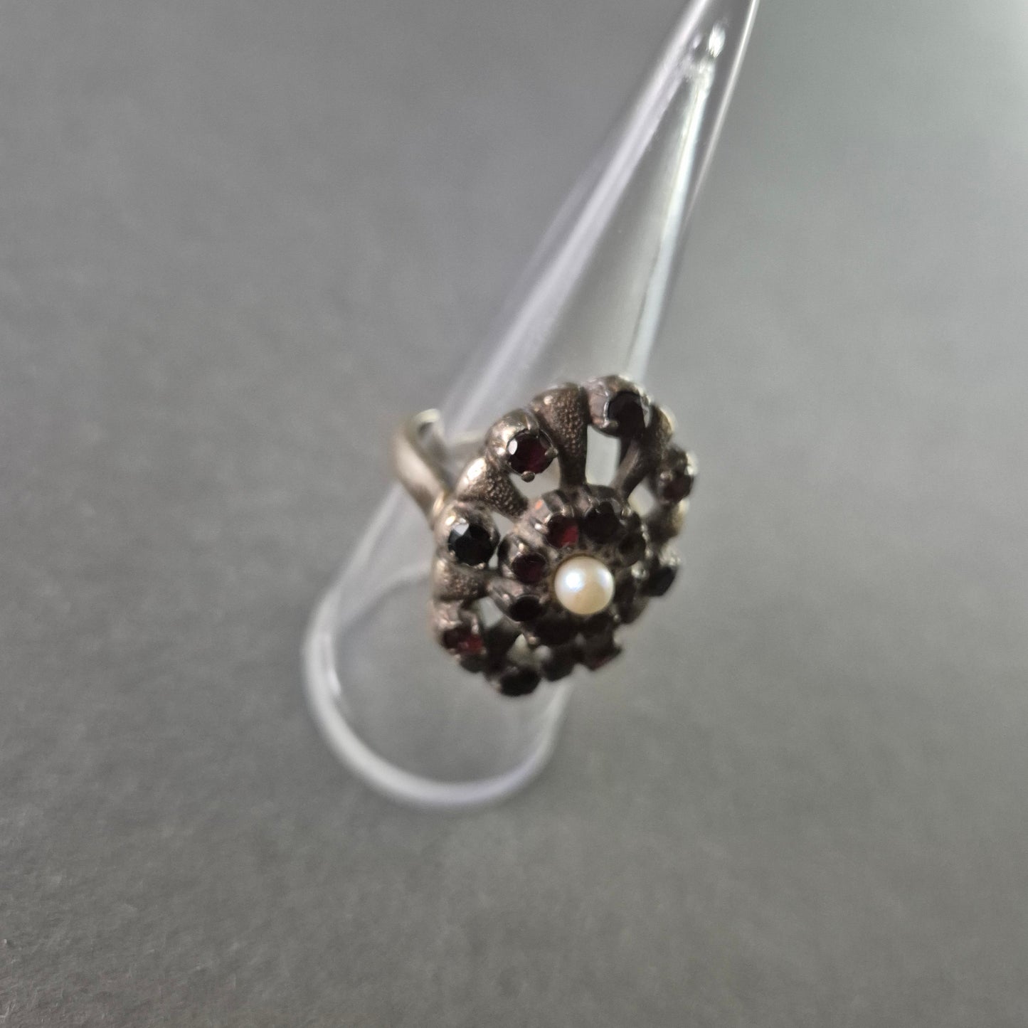 Antiker Silberring mit Granaten & Perle – Barocke Eleganz