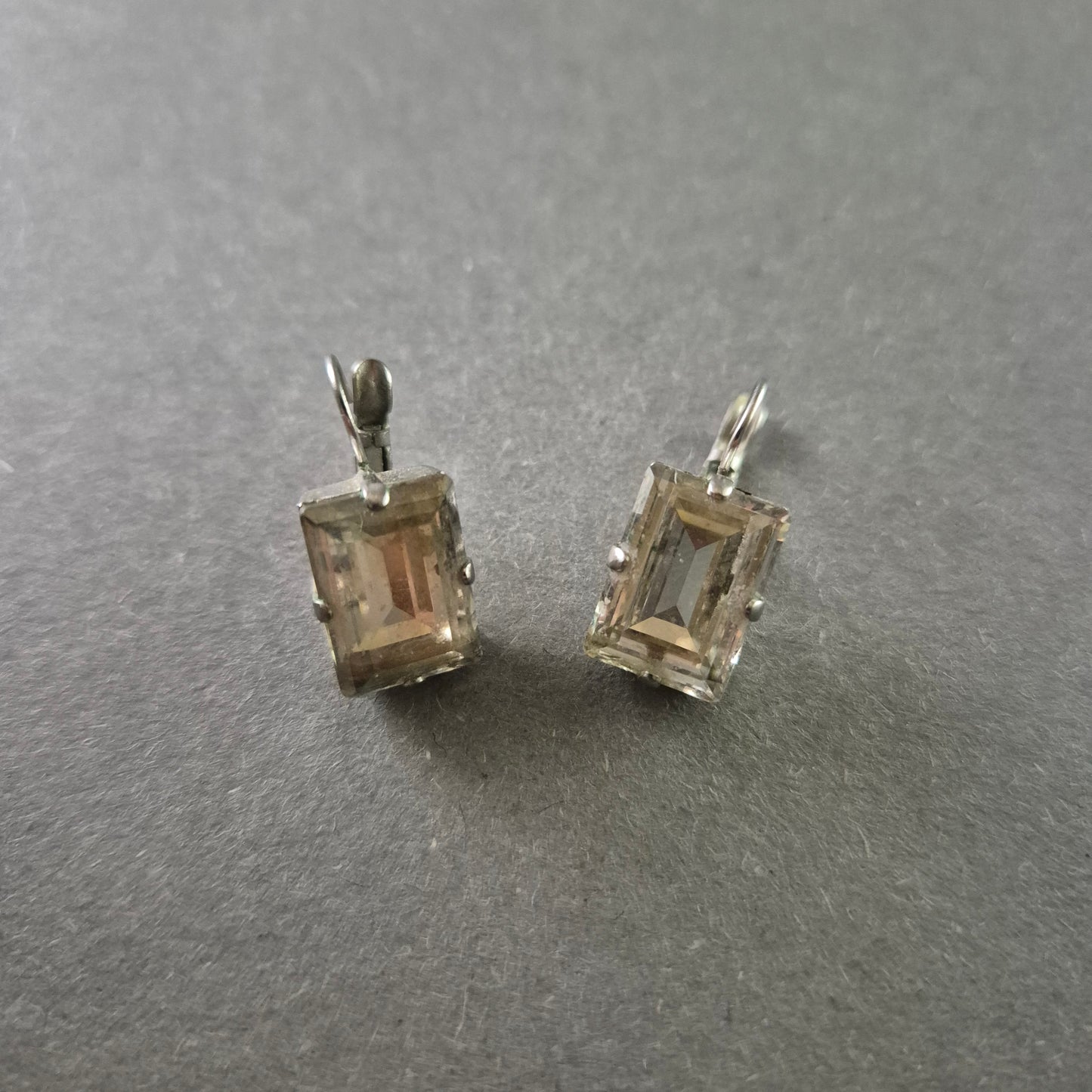 Elegante Silber-Ohrringe mit facettierten Steinen – Klassischer Vintage-Stil