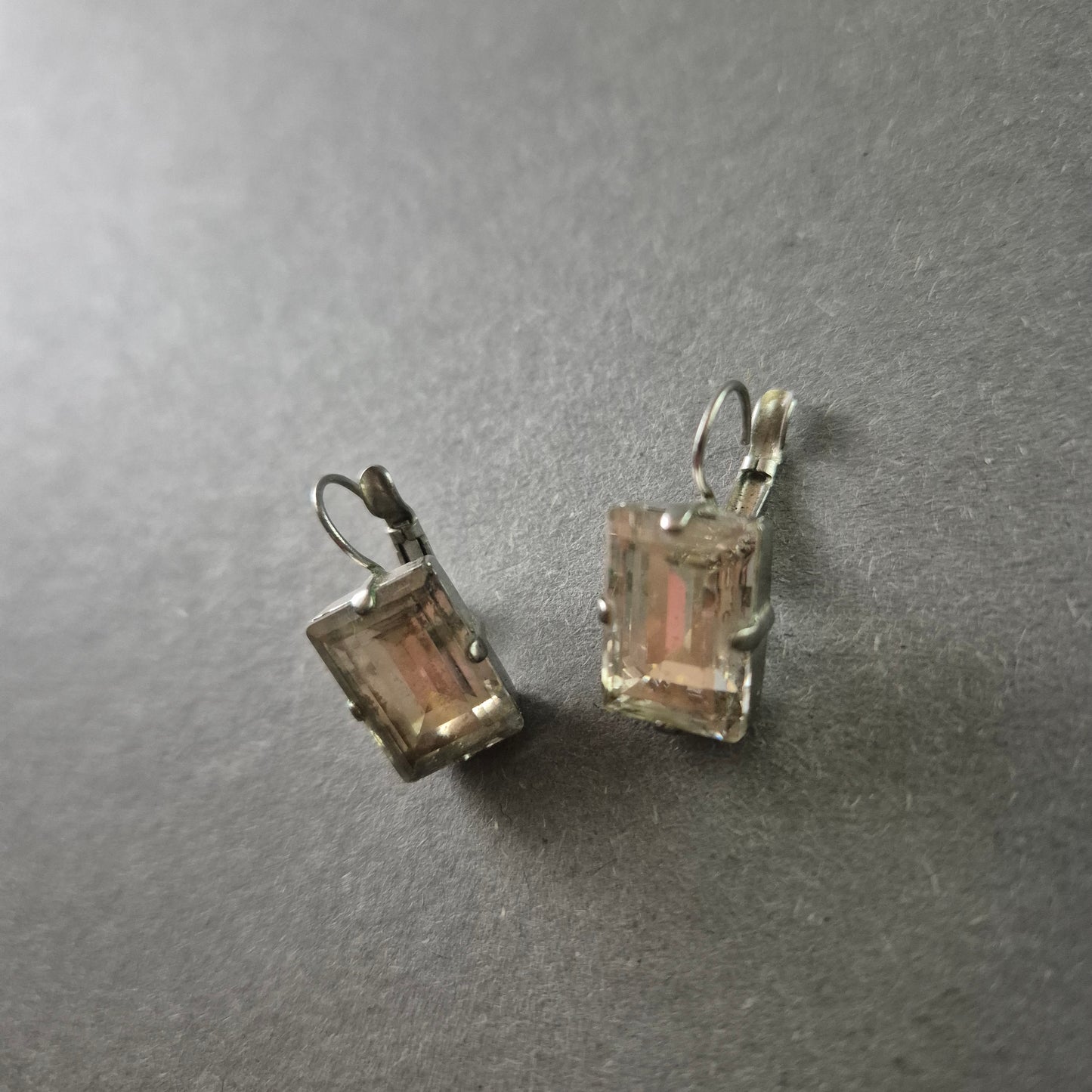 Elegante Silber-Ohrringe mit facettierten Steinen – Klassischer Vintage-Stil