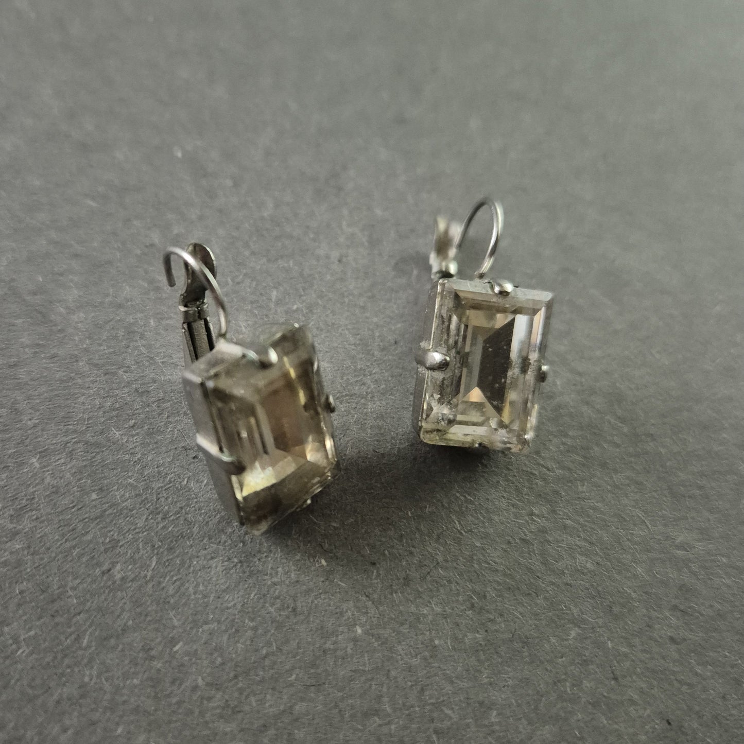 Elegante Silber-Ohrringe mit facettierten Steinen – Klassischer Vintage-Stil