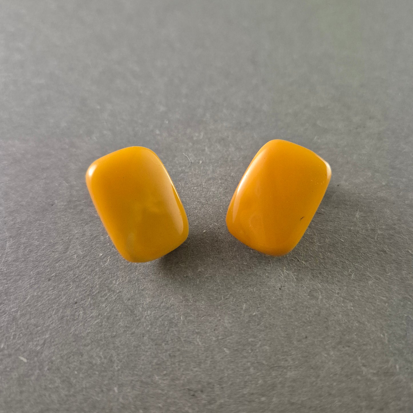 Antike Butterscotch-Bernstein Ohrclips – Schlichte Eleganz