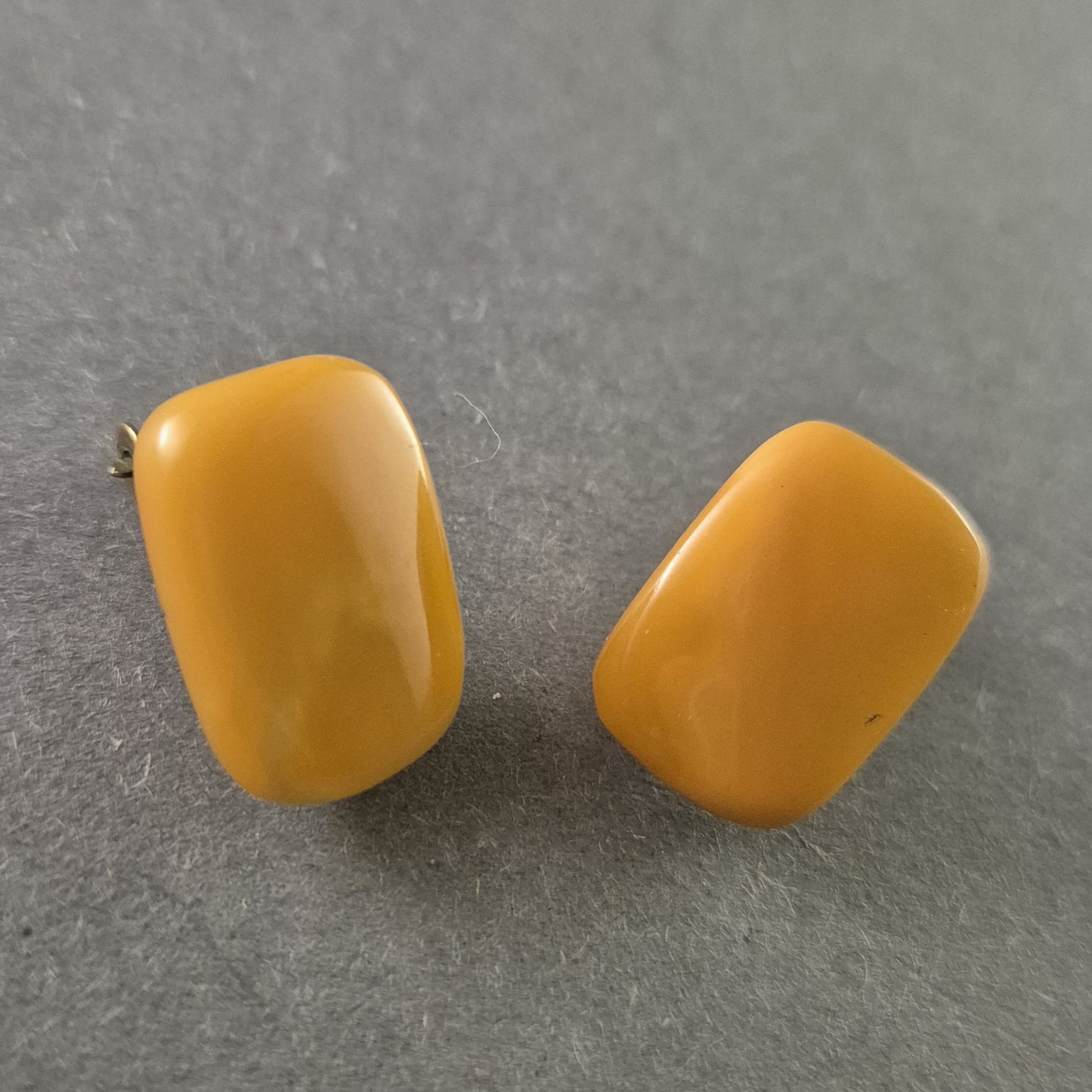 Antike Butterscotch-Bernstein Ohrclips – Schlichte Eleganz