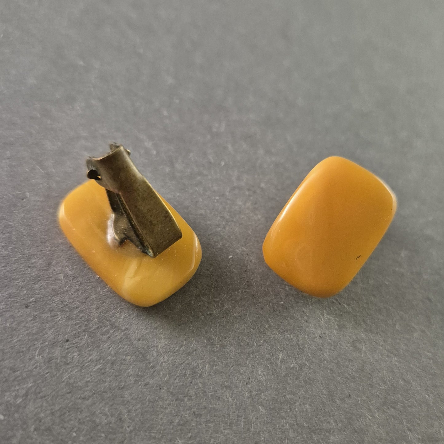 Antike Butterscotch-Bernstein Ohrclips – Schlichte Eleganz