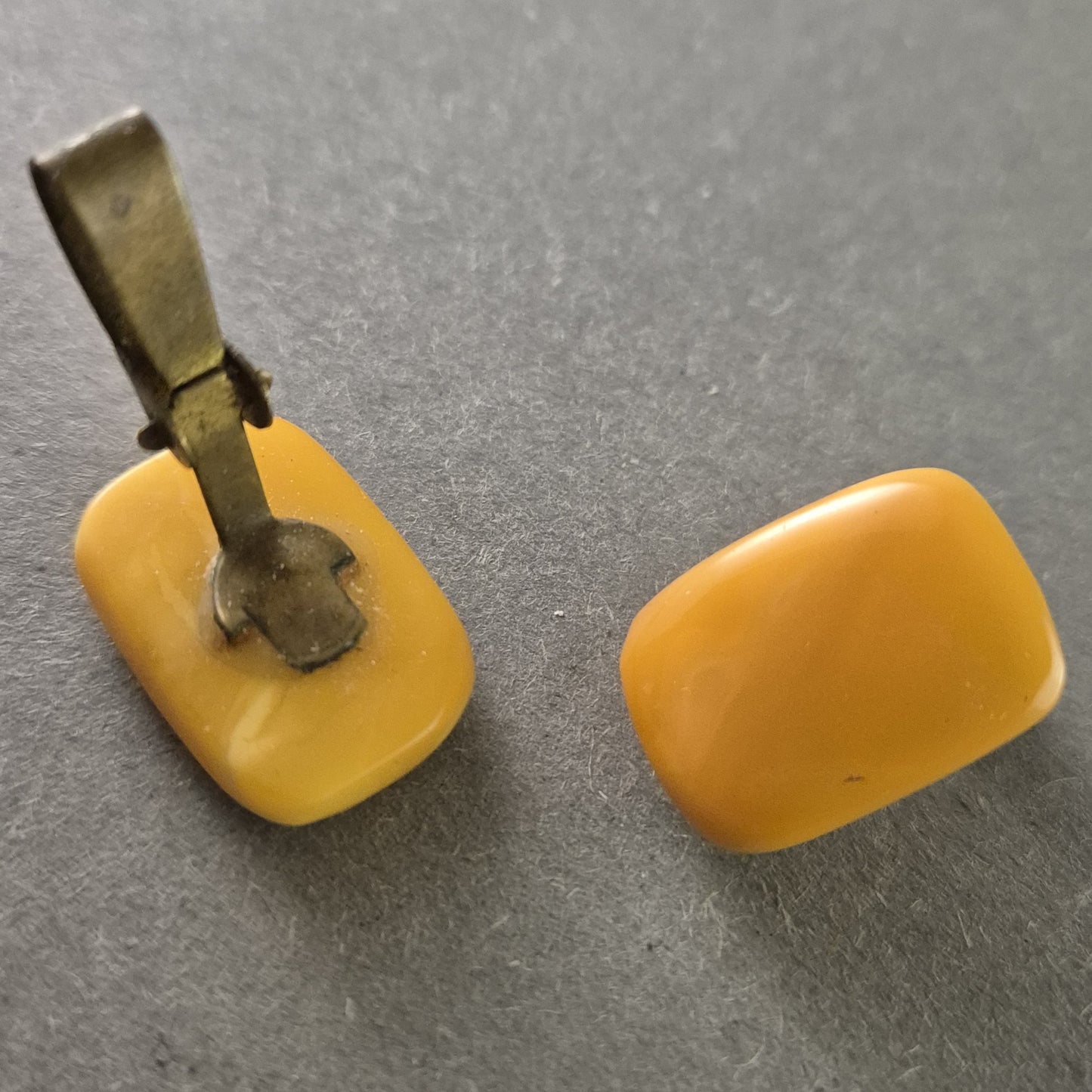 Antike Butterscotch-Bernstein Ohrclips – Schlichte Eleganz