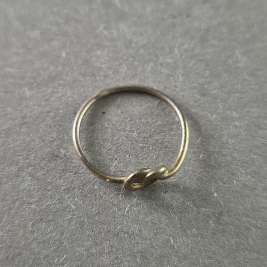 Minimalistischer Goldring mit Knoten-Detail – Zarte Eleganz