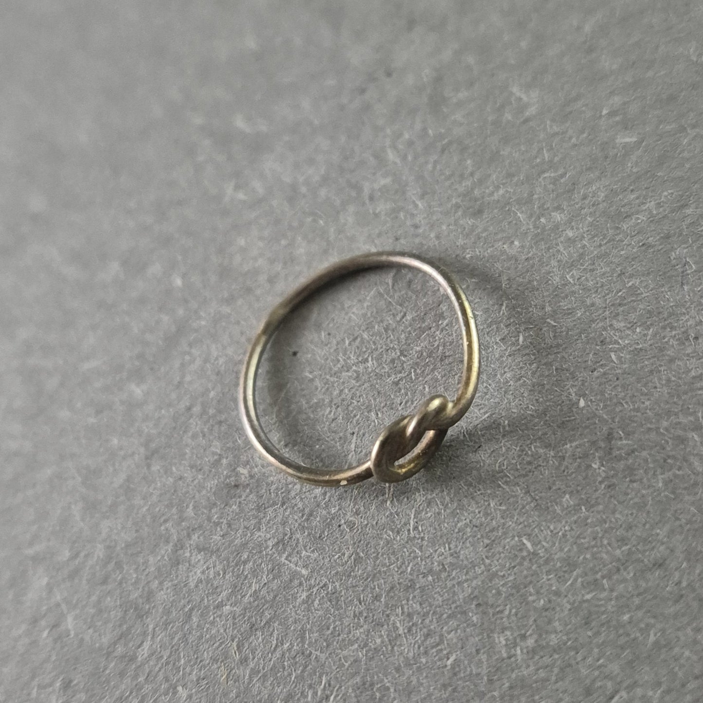 Minimalistischer Goldring mit Knoten-Detail – Zarte Eleganz