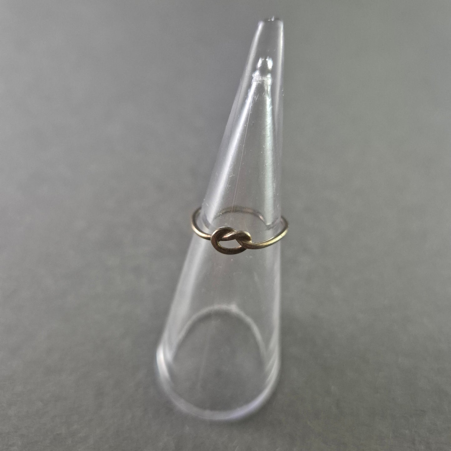 Minimalistischer Goldring mit Knoten-Detail – Zarte Eleganz