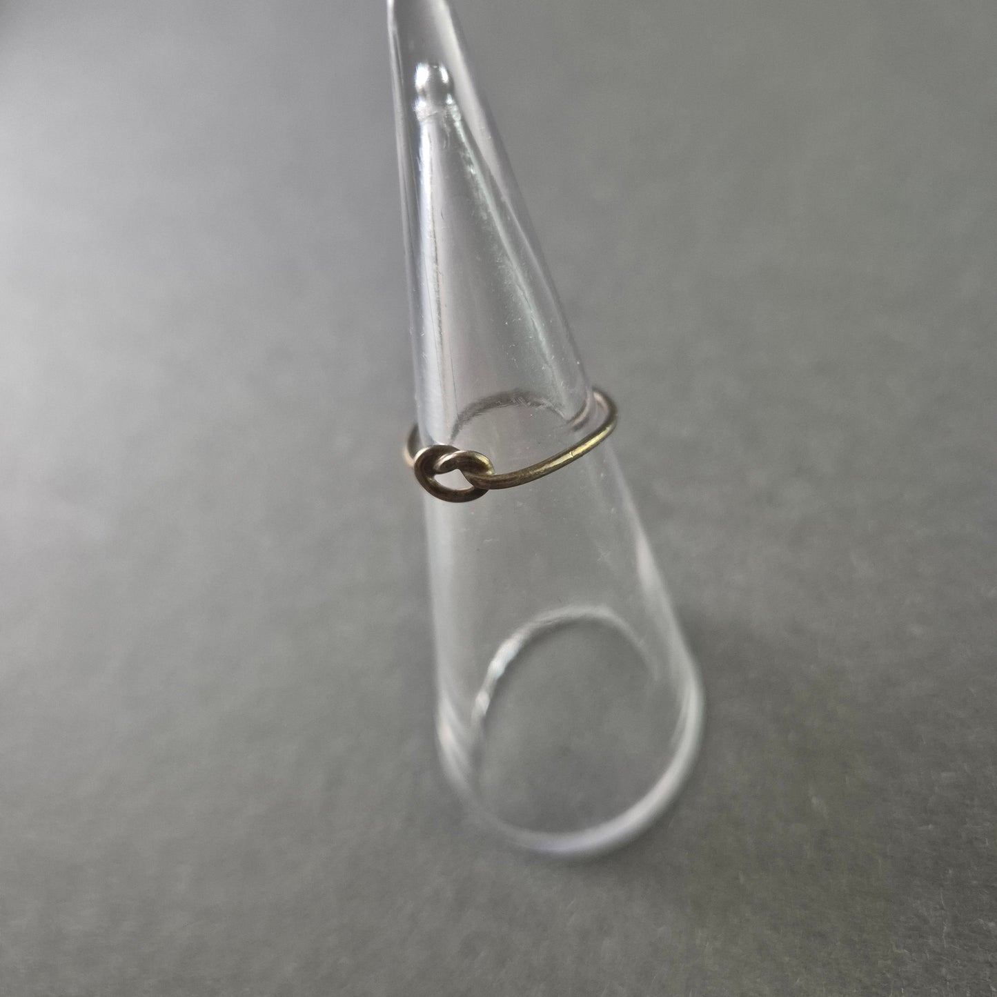 Minimalistischer Goldring mit Knoten-Detail – Zarte Eleganz