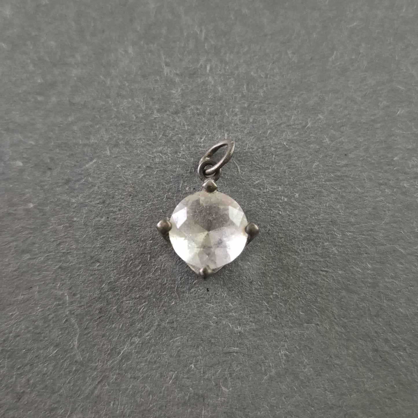 Eleganter Silberanhänger mit facettiertem Kristall – Vintage-Schmuckstück