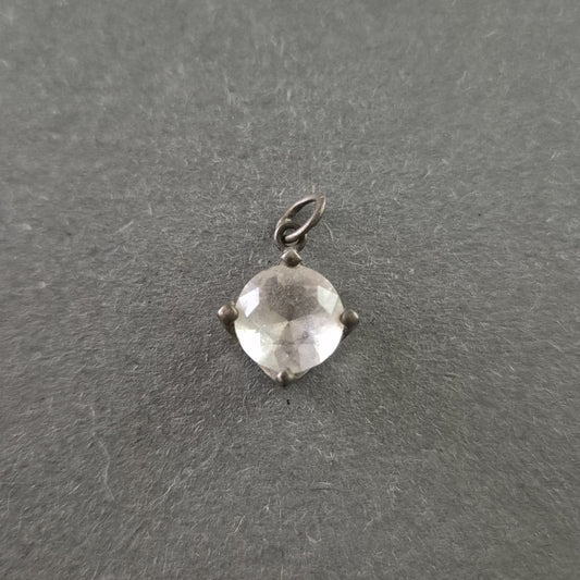 Eleganter Silberanhänger mit facettiertem Kristall – Vintage-Schmuckstück