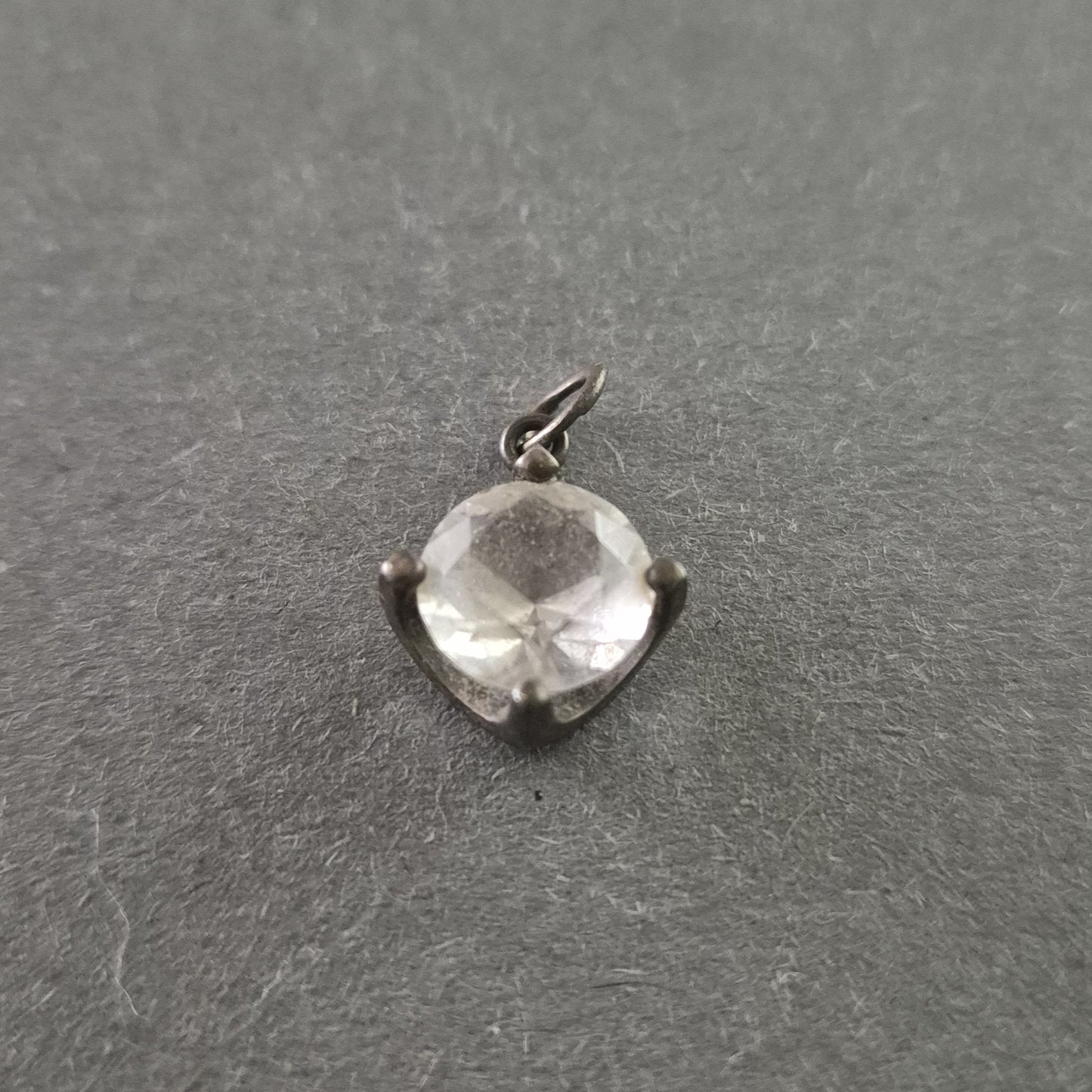 Eleganter Silberanhänger mit facettiertem Kristall – Vintage-Schmuckstück