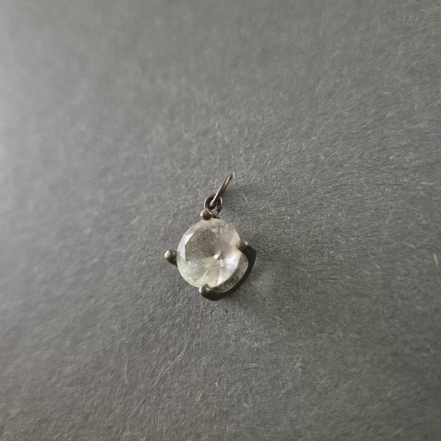 Eleganter Silberanhänger mit facettiertem Kristall – Vintage-Schmuckstück